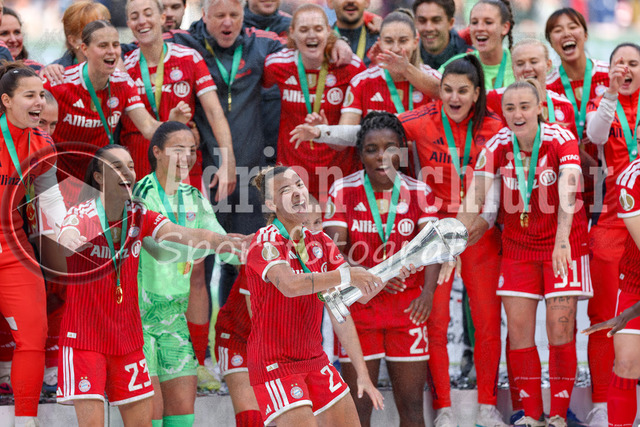 14.05.2026, GER, Fussball, Frauen, DFB-Pokal, Finale, Saison 2025/2026, VfL Wolfsburg - FC Bayern München | Arianna Caruso (Bayern) lächelt, lacht mit dem DFB Pokal in der Hand