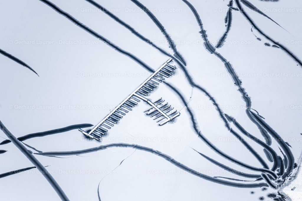 4043746 | Eisstrukturen auf dem Möhnesee, Verschneite Bootsanleger bei Delecke