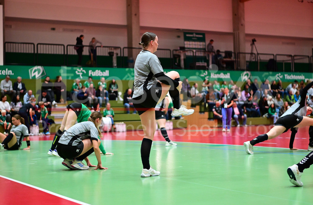 Handball, 2. Bundesliga Frauen, SV Werder Bremen - HSG Bad Wildungen Vipers | v.li.: Mathilda Häberle (SV Werder Bremen, 19) beim Aufwärmen, Warmmachen