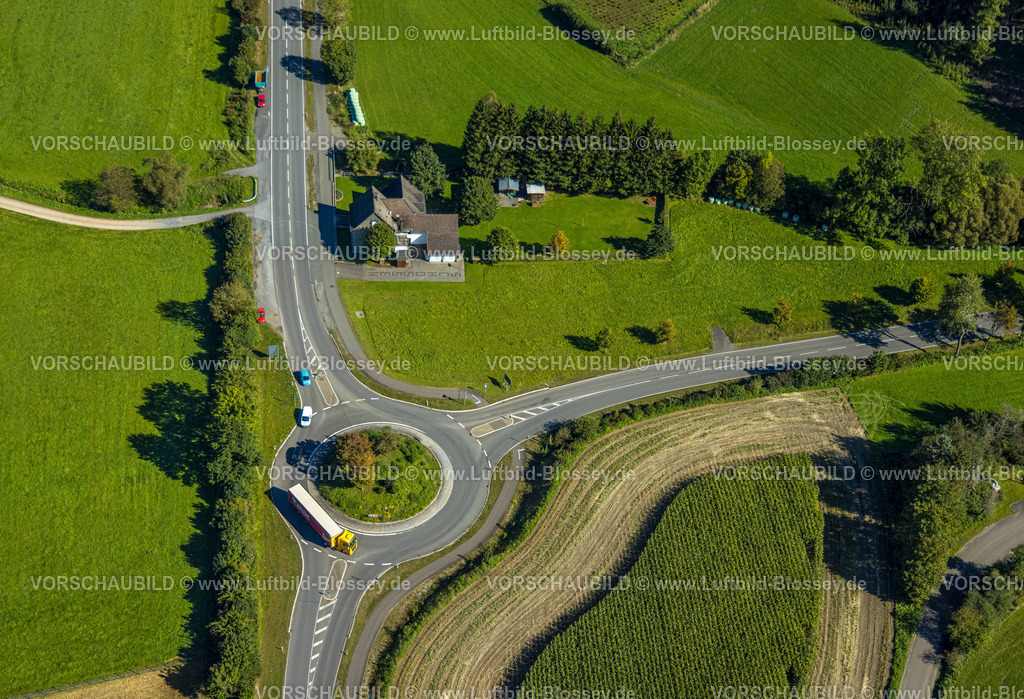 Lennestadt230909767Elspe | Luftbild, Begrünter Kreisverkehr Bundesstraße B55 und Bermkestraße, Elspe, Lennestadt, Sauerland, Nordrhein-Westfalen, Deutschland