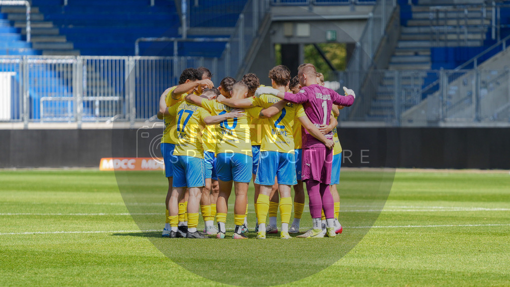 Fußball, Herren, Saison 2025/2026, Regionalliga Nordost, 3. Spieltag, 1.FC Magdeburg II vs. FSV 63 Luckenwalde, Samstag 09.08.2025, Avnet Arena Magdeburg | Fußball, Herren, Saison 2025/2026, Regionalliga Nordost, 3. Spieltag, 1.FC Magdeburg II vs. FSV 63 Luckenwalde, Samstag 09.08.2025, Avnet Arena Magdeburg, Im Bild: Der Mannschaftskreis des FSV 63 Luckenwalde - Realisiert mit Pictrs.com