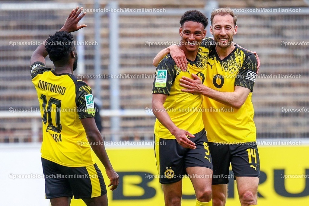 xsefx18042601010 | 18.04.2026, xsefx, Fußball, Regionalliga West, Borussia Dortmund II (U23) - SV Rödinghausen, 30. Spieltag, Stadion Rote Erde, Saison 2025 2026: Michael Eberwein freut sich mit Bennedikt Wüstenhagen über das Tor. DFB regulations prohibit any use of photographs as image sequences and or quasi-video. Photo: xSabinexEffgenxPressefotoKochx