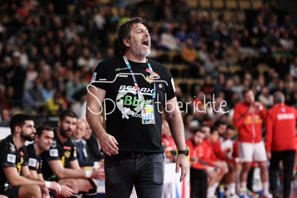 Serbien - Montenegro | Montenegro Trainer Vlado SOLA in Aktion / Freisteller / Einzelfoto
