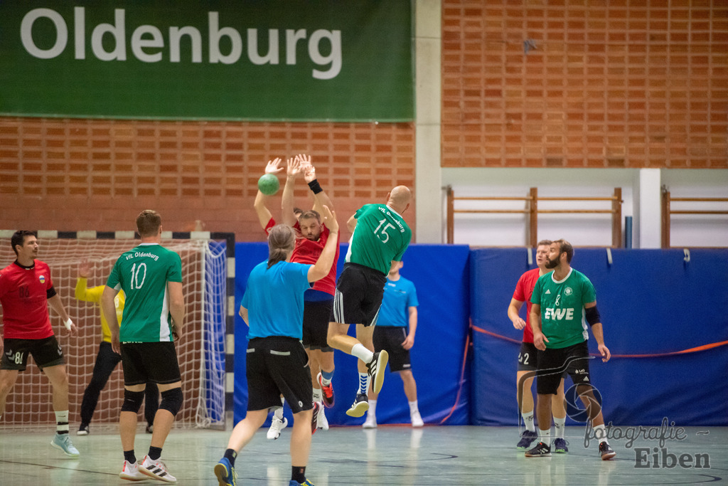 VFL Oldenburg-SG FriPe | Herren Regionsoberliga; VFL Oldenburg (grün)-SG FriPe (rot) am 04.11.2023 in Oldenburg (Robert-Schumann-Halle Oldenburg), Deutschland, Photo: Philip Eiben 2023 - Realisiert mit Pictrs.com