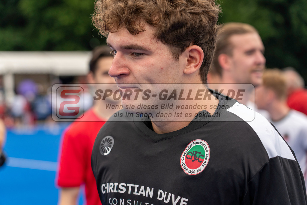 Final4_20250601-1517-HK108763 | Krefeld, Deutschland, 01.06.2025:  Feldhockey Final4 2025 – „Deutsche Feldhockey-Meisterschaften 2025“ Crefelder HTC - Rot-Weiss Köln (Finale Herren) im Gerd-Wellen-Hockeyanlage am 01.06.2025 in Krefeld, Deutschland. (Foto von Kramhöller/Fehrmann/Kaste)Krefeld, Germany, 01.06.2025: Feldhockey Final4 2025 – „Deutsche Feldhockey-Meisterschaften 2025“ Harvestehuder HTC - Düsseldorfer HC (Finale Damen) in Gerd-Wellen-Hockeyanlage at 01.06.2025 in Krefeld, Deutschland. (Foto from Kramhöller/Fehrmann/Kaste)
