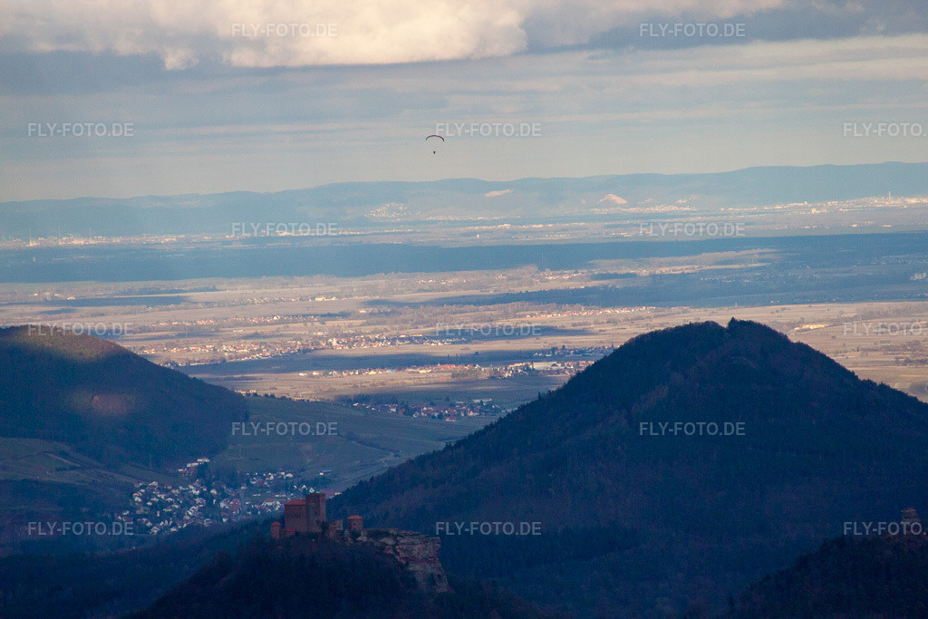 Luftbild: Trifels und Hohenberg in Birkweiler im Bundesland Rheinland-Pfalz in Deutschland. Foto: IMG_62123.jpg vom 23.02.2014 durch Werner Riehm/FLY-FOTO.de