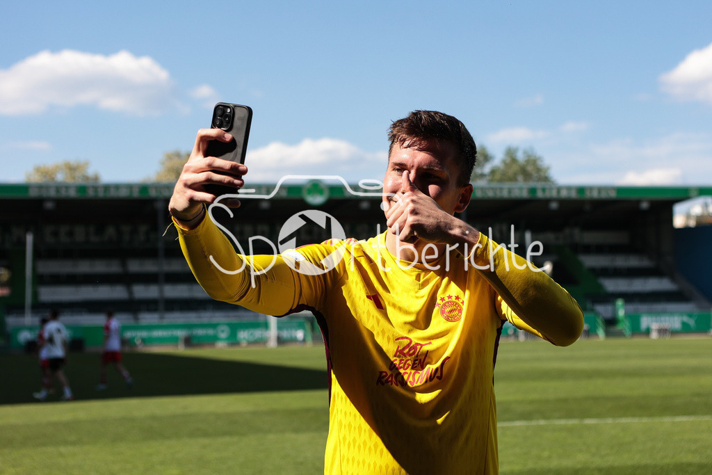 SpVgg Greuther Fürth II - FC Bayern Amateure | FC Bayern Amateure Ersatzkeeper Manuel KAINZ (FCB #23) macht nach dem Spiel in Fuerth noch ein Selfie / Handy / Fotografieren / Symbolbild
