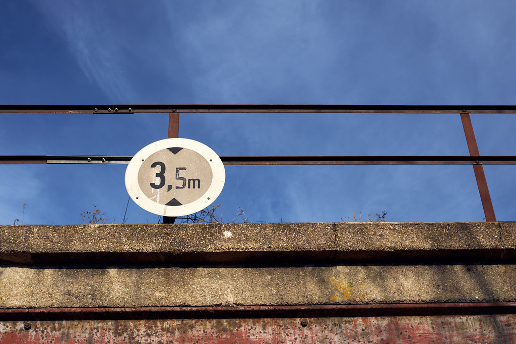 Alte Betonbrücke mit Höhenkontrolle Schild | Wien, Austria - January 16, 2022: Alte Betonbrücke mit Höhenkontrolle Schild gegen blauen Himmel. - Realisiert mit Pictrs.com