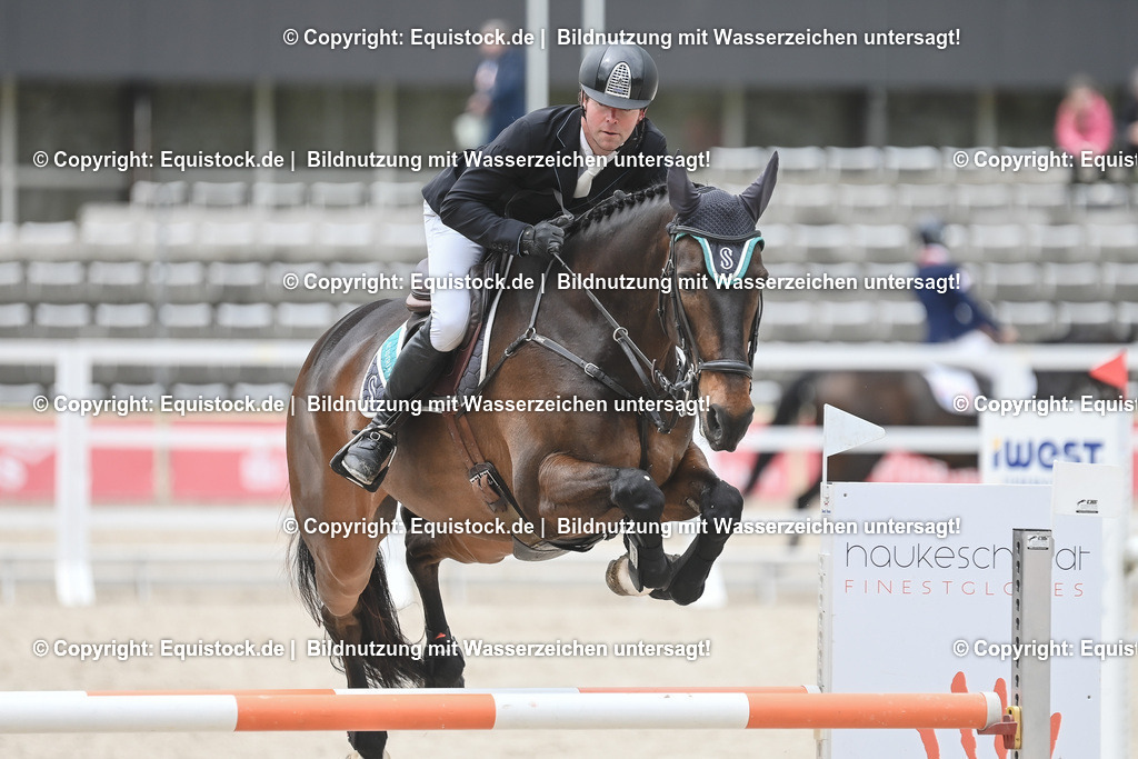 20230514_CCI4_Springen_0157 | equistock