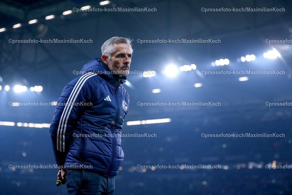 S0401022501008 | 01.02.2025, Fußball, FC Schalke 04 - 1. FC Magdeburg, 2.. Fußball Bundesliga, 20. Spieltag, Veltins-Arena Gelsenkirchen, Saison 2024 2025: Trainer Kees van Wonderen (S04 Cheftrainer)DFB regulations prohibit any use of photographs as image sequences and or quasi-video.