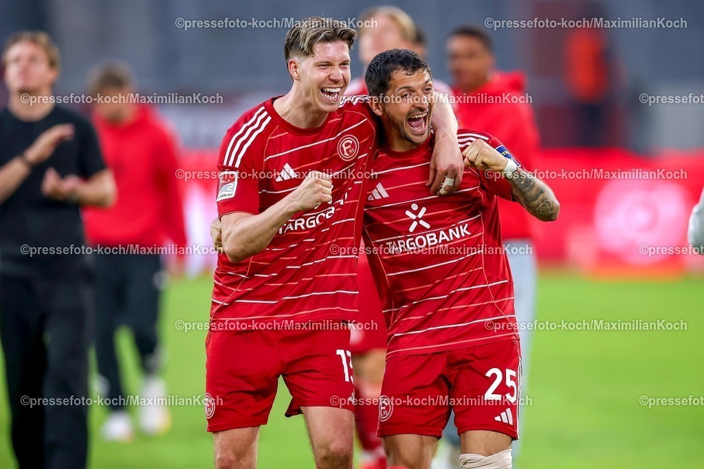 F9524042601060 | 24.04.2026, Fußball, Fortuna Düsseldorf - SC Dynamo Dresden, 2. Fußball Bundesliga, Herren, Merkur Spiel-Arena, 31. Spieltag, Saison 2025 2026: Abschlussjubel nach dem 3:0 Sieg für die Fortuna. Erleichterung Erleichterte Gesichter bei den Spielern. Cedric Itten&nbsp;(Fortuna Düsseldorf #13) Matthias Zimmermann&nbsp;(Fortuna Düsseldorf #25) jubelnd  DFB regulations prohibit any use of photographs as image sequences and or quasi-video.