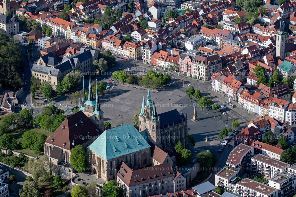 4025887 | ERFURT 06.05.2020 Platz- Ensemble Domplatz mit dem Erfurter Dom im Innenstadt- Zentrum im Ortsteil Altstadt in Erfurt im Bundesland Thüringen. Weiterführende Informationen bei: Landeshauptstadt Erfurt,  SWE Stadtwerke Erfurt GmbH. // place Ensemble cathedral place with the Erfurt cathedral in the city centre centre in the district Altstadt in Erfurt in the federal state Thuringia. Further information at: Landeshauptstadt Erfurt,  SWE Stadtwerke Erfurt GmbH. Foto: Gerhard Launer