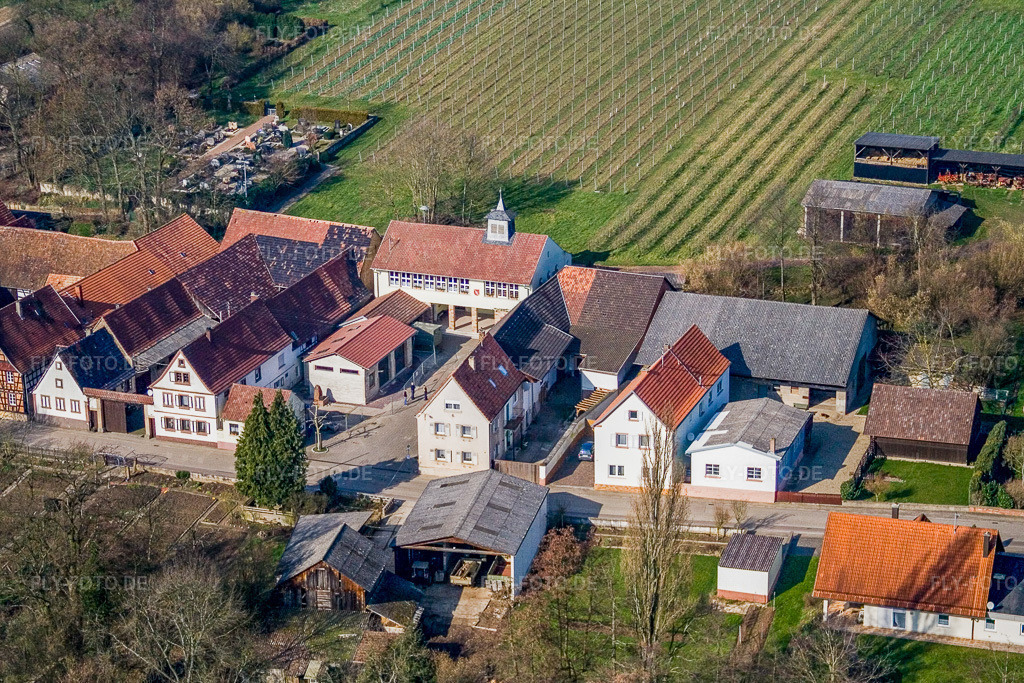 Luftbild: Hauptstraße mit Kirche im Bürgerhaus und Feuerwehr in Vollmersweiler im Bundesland Rheinland-Pfalz in Deutschland. Foto: IMG_5276.jpg vom 18.02.2007 durch Werner Riehm/FLY-FOTO.de