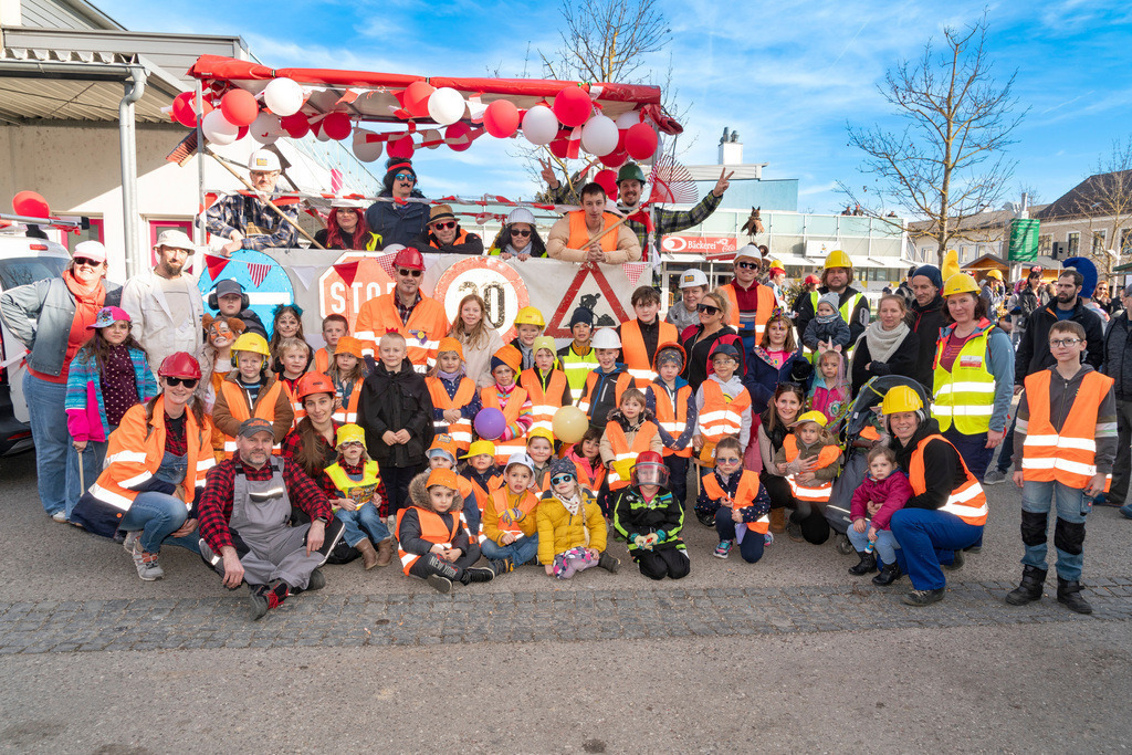 MASKEN-Gruppe_0000 | Fotostrecke: FASCHINGSUMZUG 2025 in Loosdorf. 22 Masken(gruppen)-Teilnehmer: Loosdorfer Vereine, Wirtschaftstreibende, Gemeindeabordnungen sowie Kreditinstitute. rund 700 Besucher entlang der Hauptstrasse. Veranstaltungs-Sicherung durch Mannschaft der FF-Loosdorf mit schwerem Gerät. Maskenprämierung am EKZ-Platz durch Bgm. Thomas Vasku in den Kategorien: Bester Festwagen (Fa. gkonzept-Groissenberger; Beste Personengruppe-ASK-Loosdorf; Beste Einzelperson; Weiteste Anreise-FF Schollach;