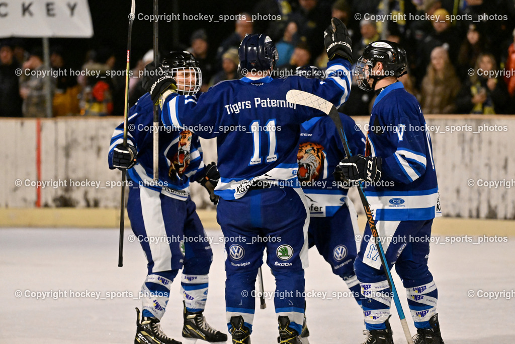 ELV Zauchen vs. EC Tigers Paternion  | Jubel EC Tigers Paternion Mannschaft, #11 Ott Marcel EC Tigers Paternion, #17 Jonach Stefan EC Tigers Paternion, ELV Zauchen vs. EC Tigers Paternion , ELV Zauchen vs. EC Tigers Paternion  am 02.01.2025 in Eisoval Zauchen (Stadthalle Villach), Austria, (Photo by Bernd Stefan)