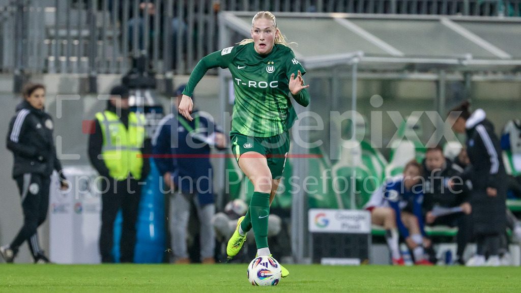 Fussball, Google Pixel Frauen-Bundesliga, VfL Wolfsburg - Hamburger SV | Camilla Küver (VfL Wolfsburg, 16) am Ball, Freisteller, Einzelbild, Ganzkörper, Aktion, Action, Spielszene, DIE DFB-RICHTLINIEN UNTERSAGEN JEGLICHE NUTZUNG VON FOTOS ALS SEQUENZBILDER UND/ODER VIDEOÄHNLICHE FOTOSTRECKEN. DFB REGULATIONS PROHIBIT ANY USE OF PHOTOGRAPHS AS IMAGE SEQUENCES AND/OR QUASI-VIDEO.