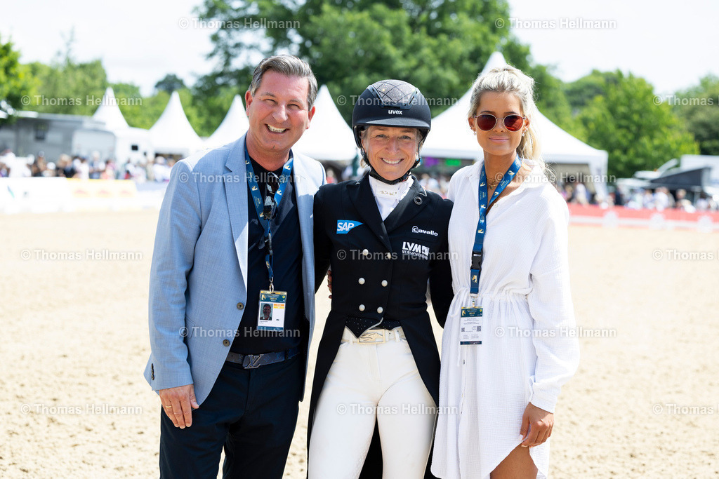 TH_Jörg + Kristina Anrecht_ Ingrid Klimke_29385 | Al Shiraàa Deutsches Spring- und Dressur-Derby 2025 am 31.05.25 in Hamburg, Thomas Hellmann, Jörg + Kristina Anrecht, Ingrid Klimke
