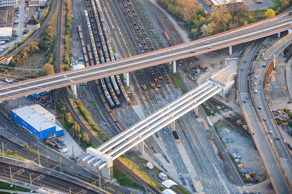 Luftbild: Brückenbaustelle für die Anbindung der Hochstraße Süd am Hauptbahnhof im Ortsteil Mitte in Ludwigshafen im Bundesland Rheinland-Pfalz in Deutschland. Foto: IMG_153561.jpg vom 23.03.2026 durch Werner Riehm/FLY-FOTO.deAuflösung des Originals: 6000 x 4000 px