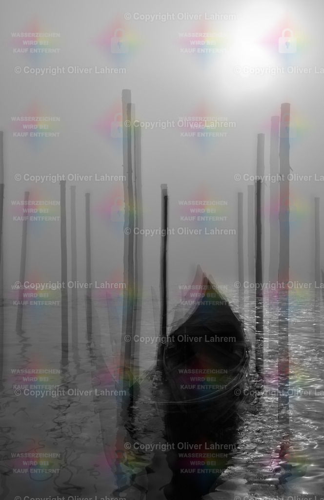 Gondel im Licht | Neblige Stimmung in Venedig und eine Gondel bewegt sich an den Pfählen an denen sie angebunden ist. Hinter dem Nebel kommt die Sonne am Morgen hervor.