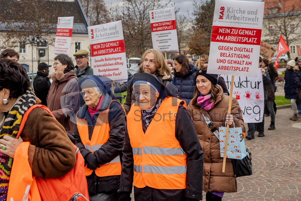 RR5M5974 | 29.NOV.24-Protestmarsch gegen Gewalt-Copyright: Katholische Kirche Kärnten/Denk Dich Neu/Trainproduction/Matthias Trinkl