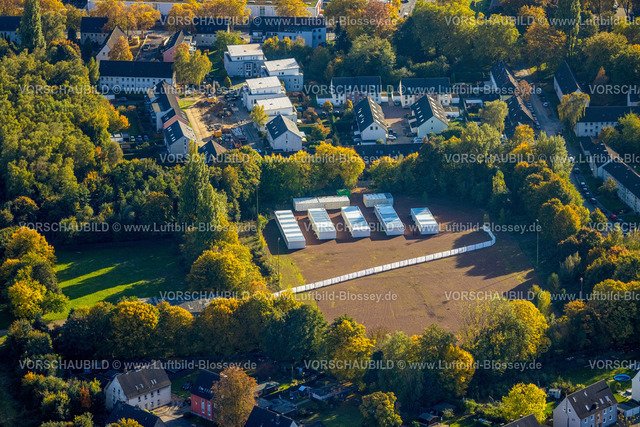 Bottrop221005256 | Luftbild, Containerdorf für Flüchtlinge auf dem ehemaligen Sportplatz der Körnerschule, Boy, Bottrop, Ruhrgebiet, Nordrhein-Westfalen, Deutschland