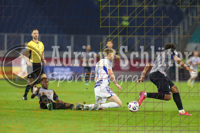 MSV Duisburg vs SV Waldhof Mannheim - 3. Liga | Duisburg, Deutschland, 07.11.25:   Emmanuel Okuchukwu Iwe (SV Waldhof Mannheim) und Steffen Meuer (MSV Duisburg) im Kampf um den Ball waehrend des Spiels der 3. Liga MSV Duisburg vs SV Waldhof Mannheim in der schauinsland-reisen-arena(Foto von Brauer-Fotoagentur / Adrian Schlueter)