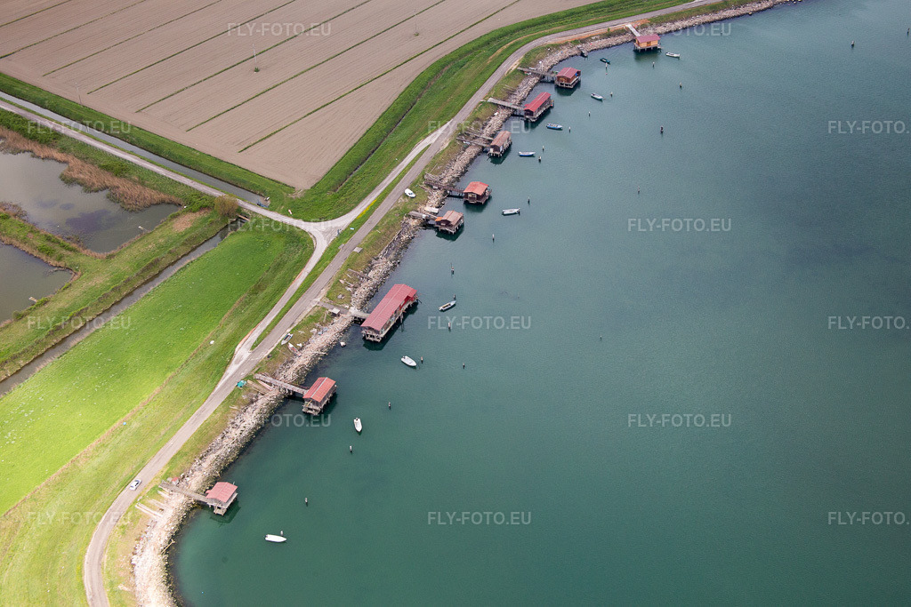 Vue aérienne: Vue de la ville à Porto Tolle dans le département Rovigo, Italie. Photo: IMG_087656.jpg prise le 09/04/2016 par Werner Riehm/FLY-FOTO.eu – Résolution de l'original: 5472 x 3648 px