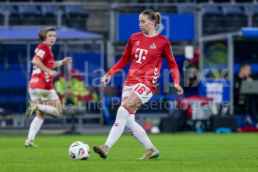 Fussball, Google Pixel Frauen-Bundesliga, Hamburger SV - 1. FC Köln | Zoe Hasenhauer (1. FC Köln, 16) am Ball, Einzelbild, Ganzkörper, Aktion, Action, Spielszene, DIE DFB-RICHTLINIEN UNTERSAGEN JEGLICHE NUTZUNG VON FOTOS ALS SEQUENZBILDER UND/ODER VIDEOÄHNLICHE FOTOSTRECKEN. DFB REGULATIONS PROHIBIT ANY USE OF PHOTOGRAPHS AS IMAGE SEQUENCES AND/OR QUASI-VIDEO.