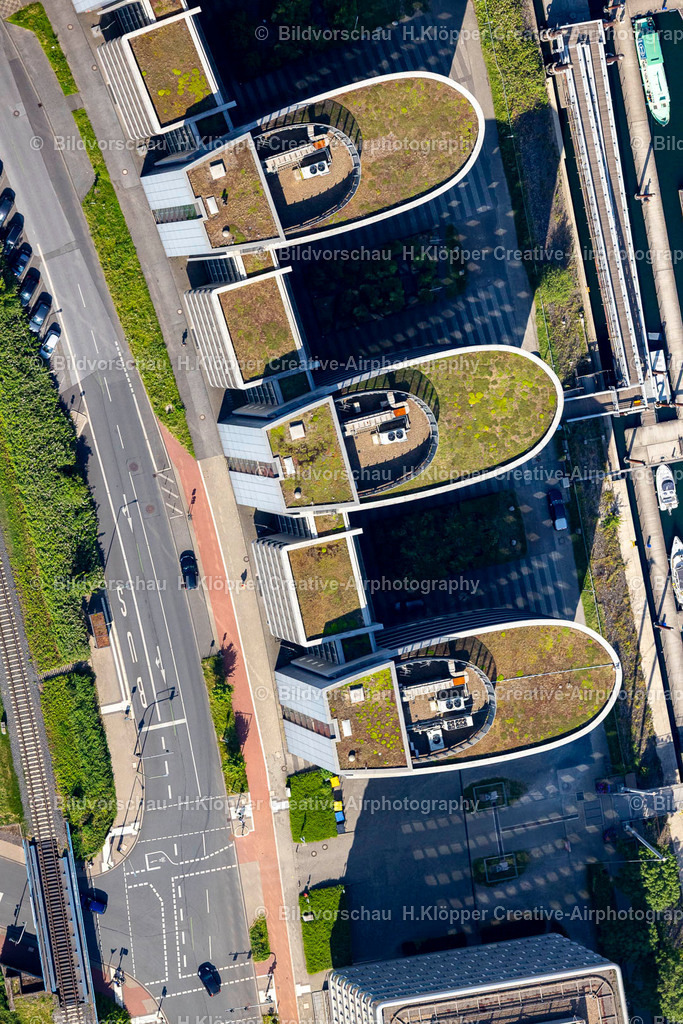Luftbild Duisburg-4486 | Luftbildfotografie Duisburg Senkrechtluftbild Büro- und Geschäftshaus- Ensemble an der Schifferstraße mit Yachthafen in Duisburg im Bundesland Nordrhein-Westfalen, Deutschland - Realisiert mit Pictrs.com