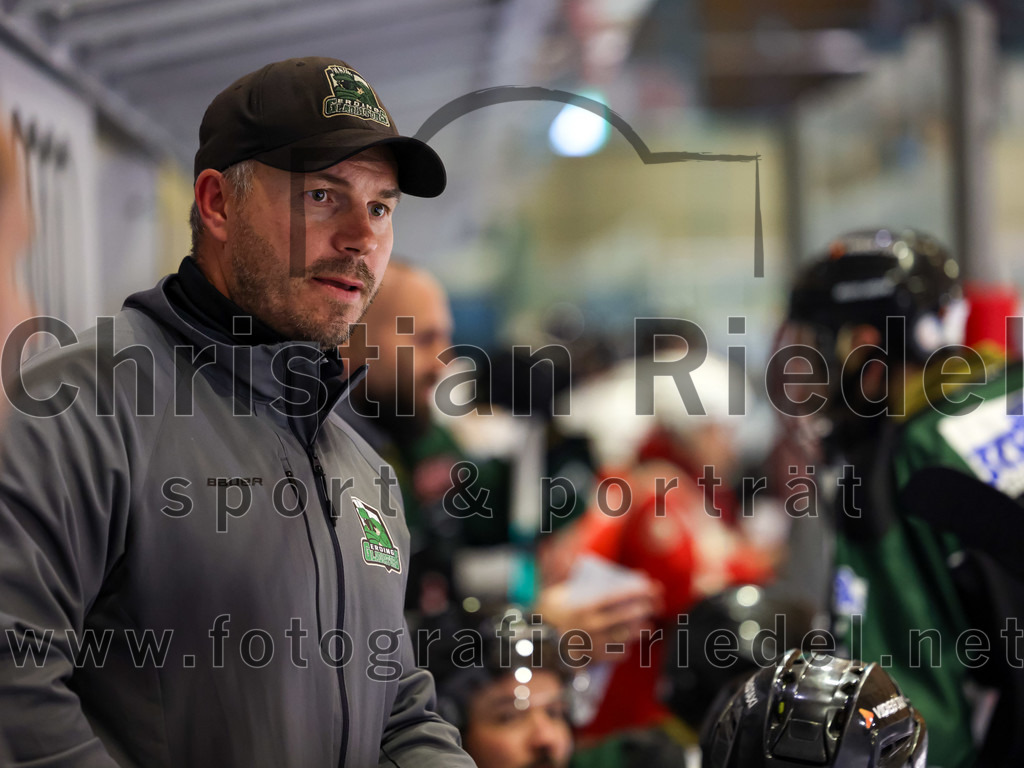 2022-11-06_070_TSV_Erding_gegen_EHC_Koenigsbrunn | Erding, Deutschland, 06.11.2022:
Eishockey, Bayernliga 2022 / 2023, 11. Spieltag, TSV Erding gegen EHC Königsbrunn, Endergebnis: 1:7

Trainer Bernhard Bittel (Erding Gladiators)

Foto: Christian Riedel / fotografie-riedel.net