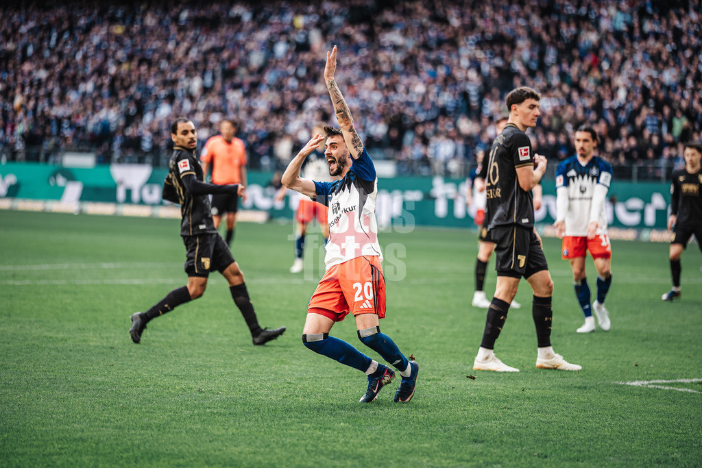 Fußball | Männer | Saison 2025/2026 | 1. Fußball-Bundesliga | 28. Spieltag | Hamburger SV vs. FC Augsburg | 04.04.2026 | Fabio Daniel Ferreira Vieira (#20, HSV) fordert Handspiel