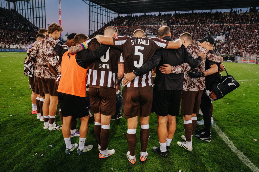 FCS02464 | Der offizielle Shop für FC St. Pauli Fotos. Wähle aus Spielszenen & Fanmomenten dein FCSP Wunschformat. Wir liefern Millerntor-Atmosphäre.