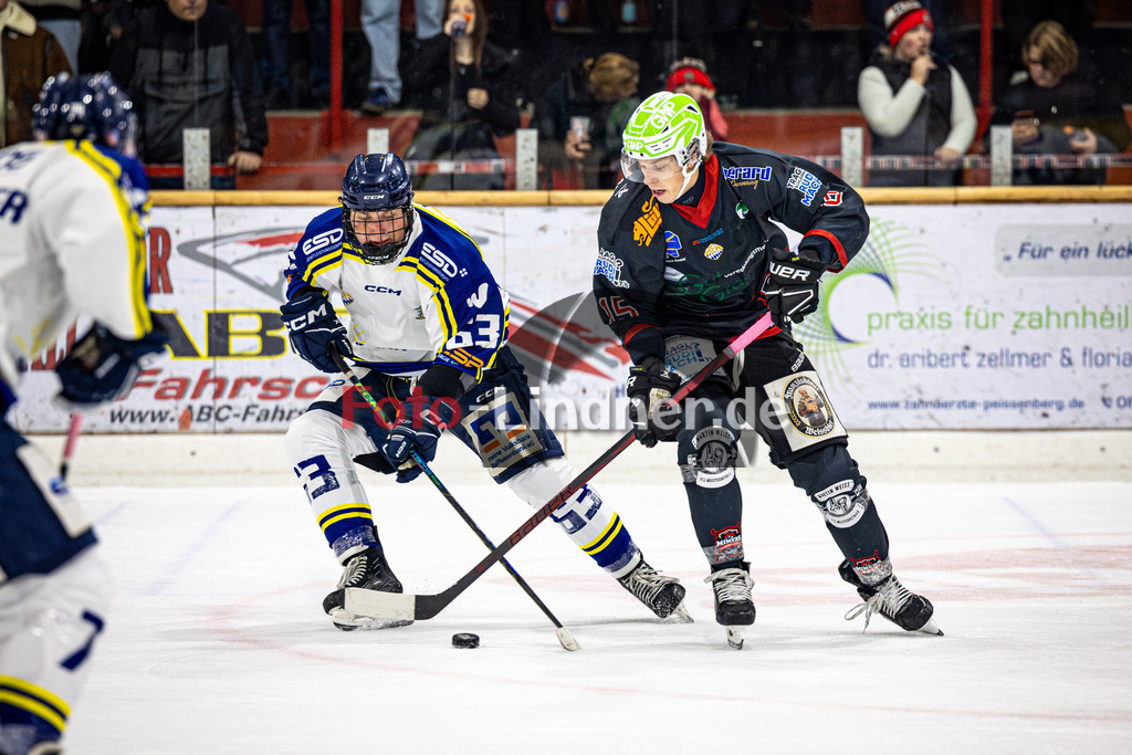 Peißenberg MINERS gegen EHC Waldkraiburg "Die Löwen" | Eishockey Bayernliga 2025/26, Peißenberg MINERS gegen EHC Waldkraiburg "Die Löwen", 20251012,Zweikampf,2025-10-12 in Peißenberg (flatbuy Arena Peißenberg), Leander RUß (EHC Waldkraiburg 63), Ryan MURPHY (MINERS 15)Copyright: WolfgangxLindner www.foto-lindner.de