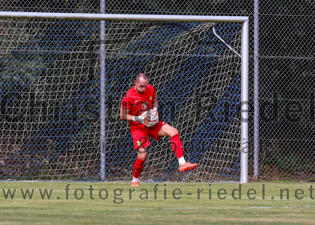 2023-07-22_122_FC_Eitting_gegen_FC_Moosinning | Eitting, Deutschland, 22.07.2023:
Fußball, Kreisliga 2023 / 2024, Testspiel, FC Eitting gegen FC Moosinning, Endergebnis: 0:4

Torwart Aaron Siegl (FC Moosinning, #27)

Foto: Christian Riedel / fotografie-riedel.net