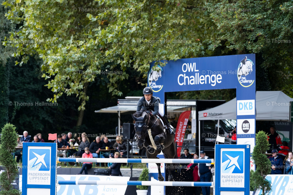 OWL.Ch.2024_Einritt mit Sprung--2 | Der professionelle Turnierfotograf ✓ Reitsport Bilder ▷ Shop ✚ günstig & schnell ✚ mit Zugang für Redakteure