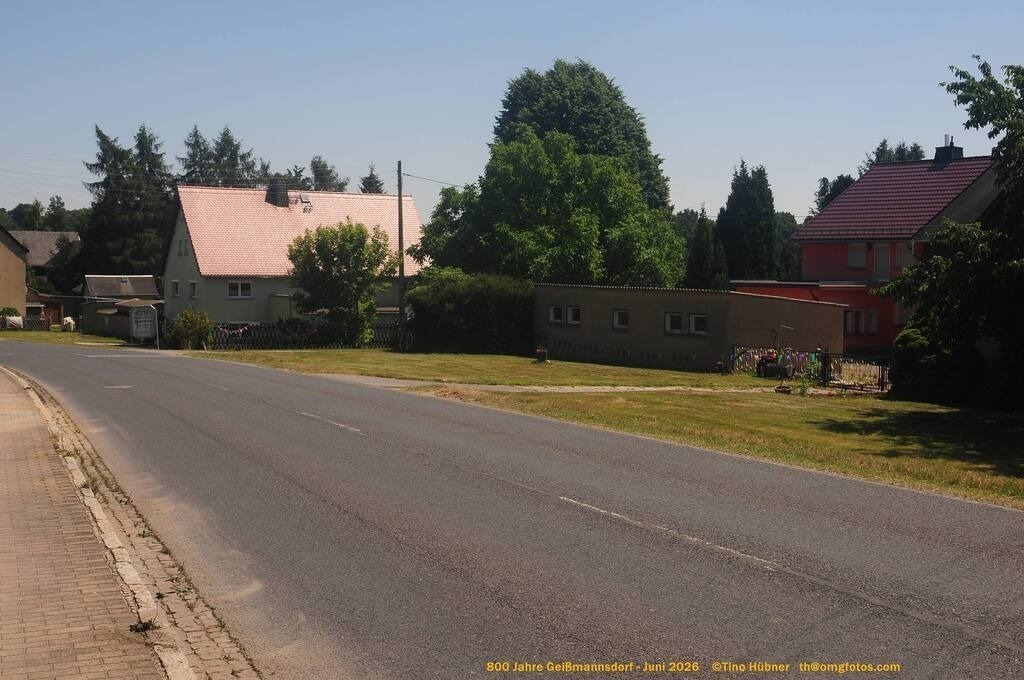 Geißmannsdorf-2026-Ortsbilder-391 | Geißmannsdorf bei Bischofswerda im Sommer 2026. Ein fotografischer Streifzug durch das Dorf Geißmannsdorf, mit Gebäuden, Straßen, Strohpuppen und geschmückten Vorgärten und Grundstücken anlässlich der 800-Jahr-Feier von Geißmannsdorf im Juni 2026 - Realisiert mit Pictrs.com