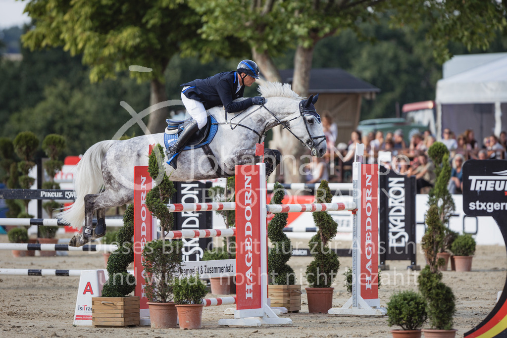 220730_BHO_GT_S1-Springen-590 | Deine schönsten Turniermomente als professionelle Fotos! Entdecke hochwertige Pferdesport-Fotografie im Online-Shop. Jetzt Fotos finden & bestellen!