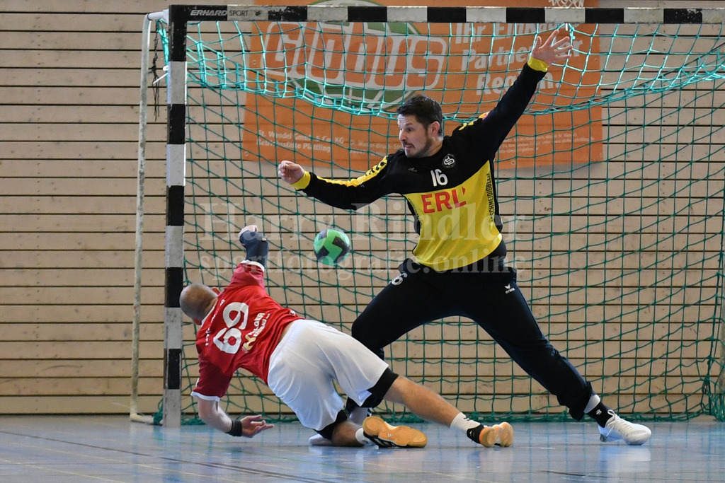 HC Deggendorf : TSV Taufkirchen/Vils | Dennis  Eberhardt (HC Deggendorf  #16) - Realisiert mit Pictrs.com