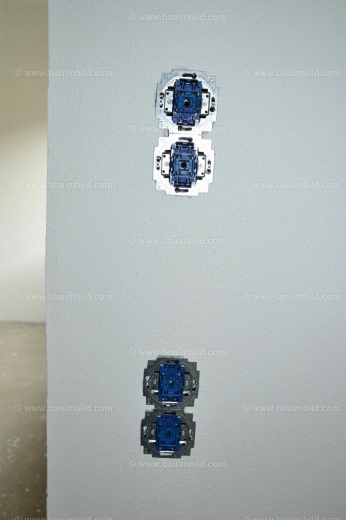 bib-lg17-elektroinstallation-0237 | Nach LV-Leistungsgruppen sortierte Detailfotos über den Bau eines Hauses. Alle Hausbau-Bilder direkt vom Urheber und Autor der Website Haus-Selber-Bauen.com