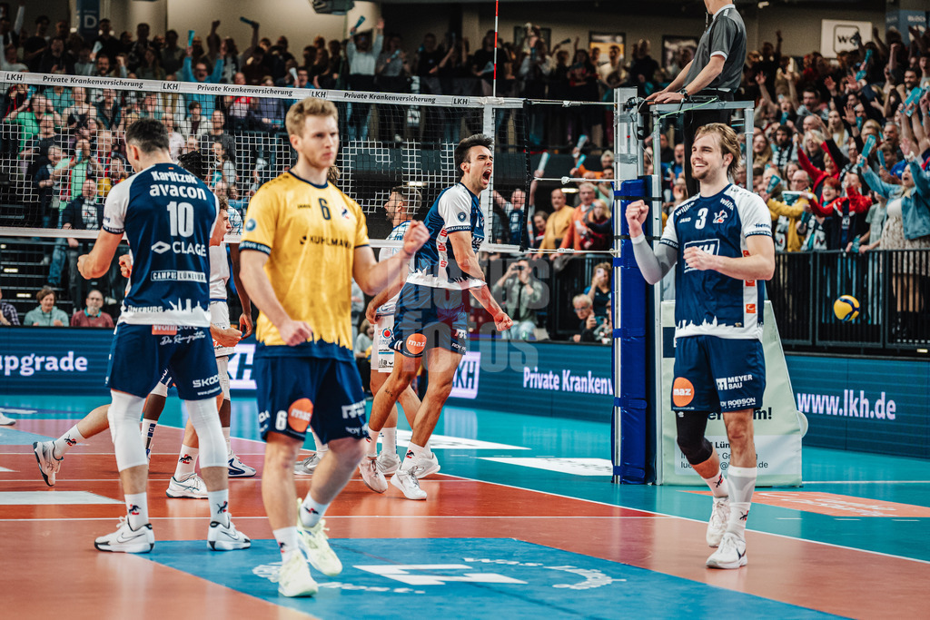 Volleyball | Herren | Saison 2024/2025 | 1. Volleyball Bundesliga Männer | Halbfinale | SVG Lüneburg vs. VfB Friedrichshafen | 19.04.2025 | Die SVG Lüneburg jubelt nach dem Satzgewinn, in der Mitte Xander Wolf Wassenaar Ketrzynski (#11, SVG Lüneburg)