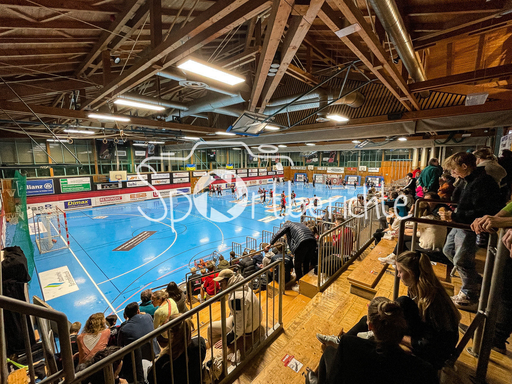 TuS Fuerstenfledbruck - TSV Neuhausen/Filder | Die Wittelsbacher Halle in Fuerstenfeldbruck ist gut gefuellt / Heimspielstaette des TUS Fuerstenfeldbruck / Wittelsbacherhalle / FFB / Symboldild