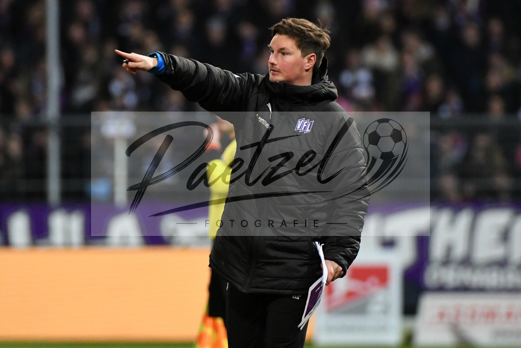 20200221_OSNAUE_0055 | Fussball, Herren: Co-Trainer Merlin Polzin (VfL Osnabrueck) gestikuliert bei dem Spiel der 2. Bundesliga zwischen VfL Osnabrueck und FC Erzgebirge Aue im Stadion an der Bremer Bruecke am 21.02.2020 in Osnabrueck, Deutschland.DFB / DFL REGULATIONS PROHIBIT ANY USE OF PHOTOGRAPHS AS IMAGE SEQUENCES AND/OR QUASI-VIDEO. - Realisiert mit Pictrs.com