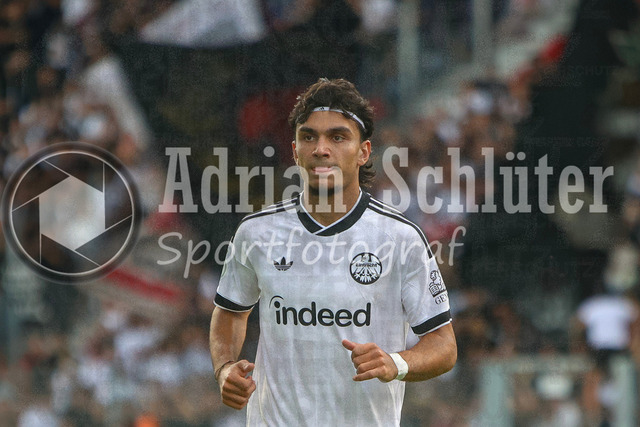 21.08.2026, GER, Fussball, Herren, DFB-Pokal, Saison 2026/2027, SC St. Tönis vs Eintracht Frankfurt | Can Uzun (Frankfurt) in Aktion am Ball, Einzelaktion