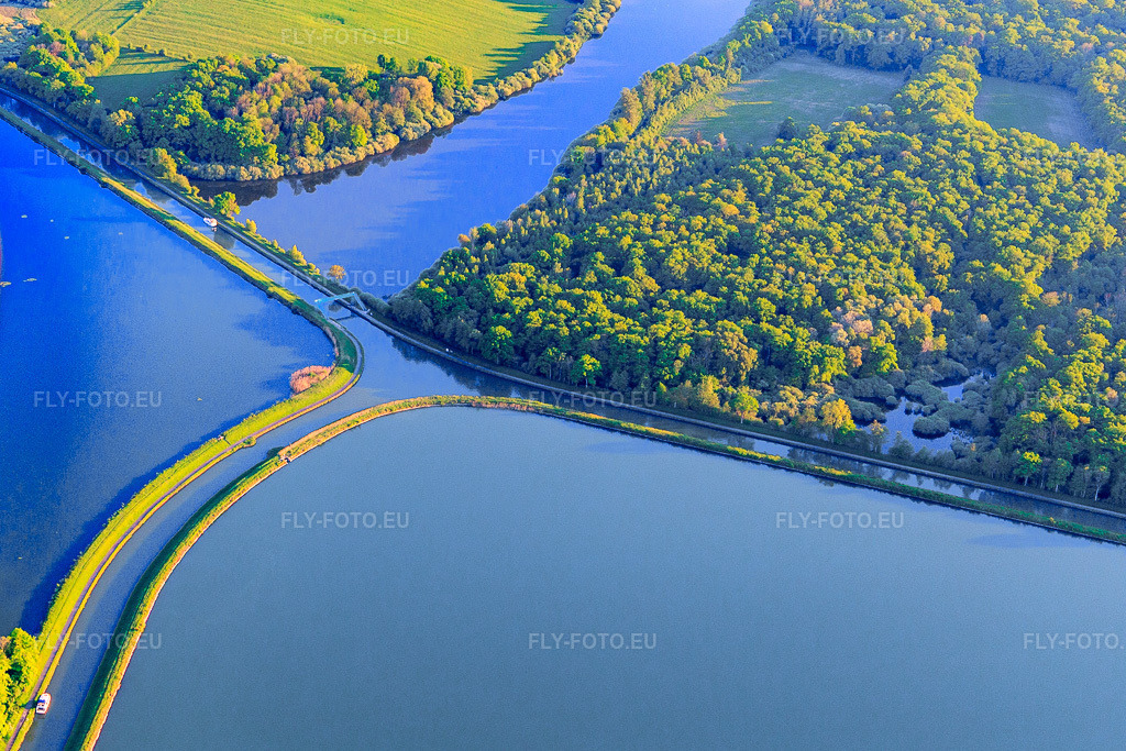 Vue aérienne: Intersection des deux canaux Canal Rhin-Marne et Canal des houllères de la Sarre dans les lacs Le Petit Étang et Le Grand Ruisseau à Gondrexange dans le département Moselle, France. Photo: IMG_146162.jpg prise le 01/05/2025 par Werner Riehm/FLY-FOTO.eu – Résolution de l'original: 4317 x 2878 px