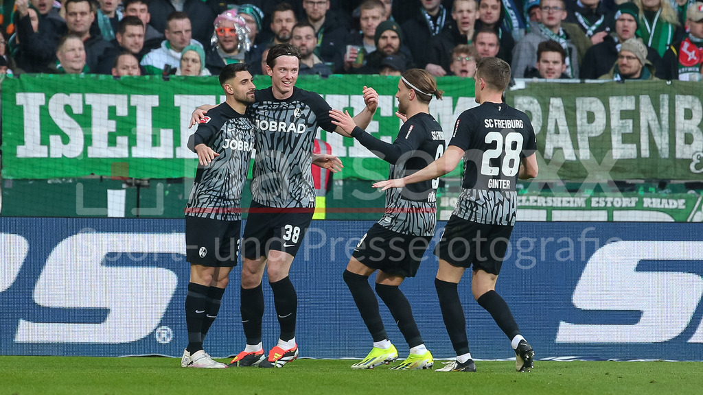 Fussball, Bundesliga, SV Werder Bremen - SC Freiburg | v.li.: Torschütze Vincenzo Grifo (SC Freiburg, 32), Michael Gregoritsch (SC Freiburg, 38), Lucas Höler (SC Freiburg, 9) und Matthias Ginter (SC Freiburg, 28) mit Torjubel, Jubel, jubeln, jubelt, optimistisch, Spielszene, Highlight, Freude über das Tor zum 1:1, DIE DFL-RICHTLINIEN UNTERSAGEN JEGLICHE NUTZUNG VON FOTOS ALS SEQUENZBILDER UND/ODER VIDEOÄHNLICHE FOTOSTRECKEN. DFL REGULATIONS PROHIBIT ANY USE OF PHOTOGRAPHS AS IMAGE SEQUENCES AND/OR QUASI-VIDEO.