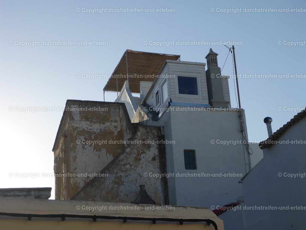 Etwas verwahrlostes Haus mit Dachterrasse im kubistischen Stil, Altstadt von Olhão | Etwas verwahrlostes Haus mit Dachterrasse im kubistischen Stil, Altstadt von Olhão. Im historischen Zentrum findet man einige dieser ehemaligen Fischerhäuser. - Realisiert mit Pictrs.com