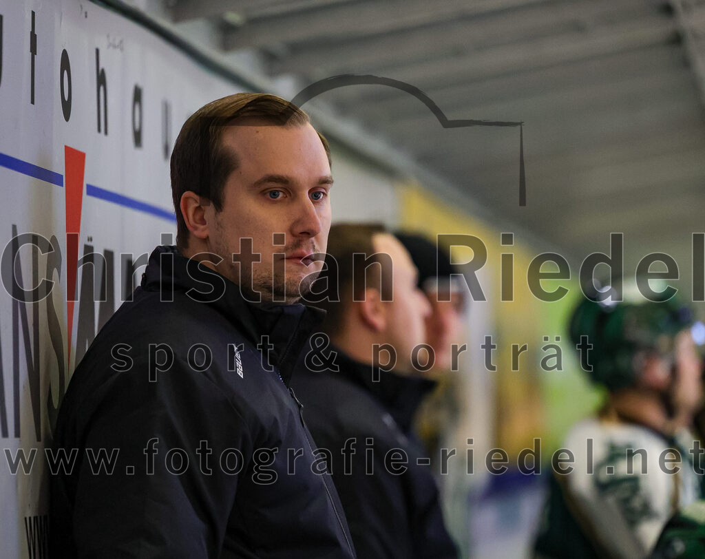 2025-11-16_099_TSV_Erding_gegen_Selber_Woelfe | Erding, Deutschland, 16.11.2025:Eishockey, Oberliga Süd 2025 / 2026, 17. Spieltag, TSV Erding gegen Selber Wölfe, Endergebnis: 3:1Teamchef Dominik Quinlan (Erding Gladiators)Foto: Christian Riedel / fotografie-riedel.net