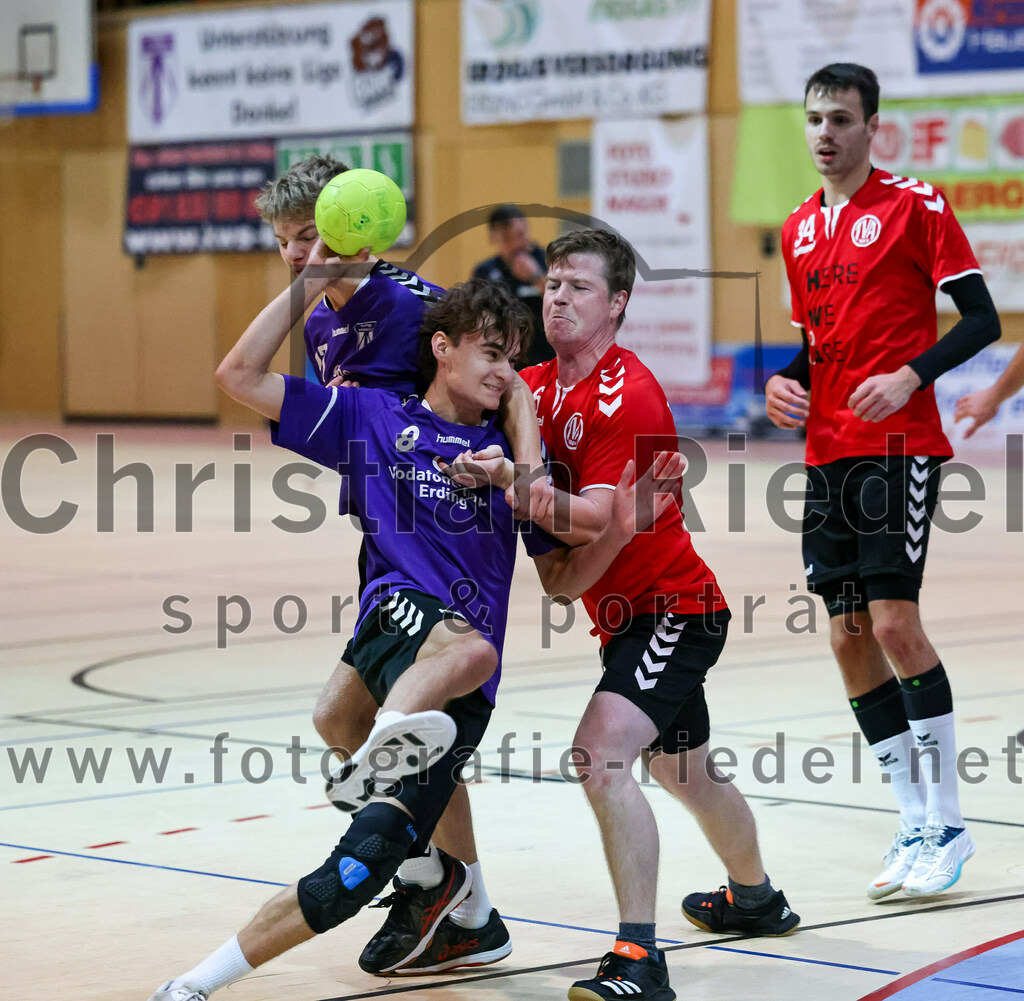 2022-11-12_046_SpVgg_Altenerding_III_gegen_TV_Altoetting_II | Erding, Deutschland, 12.11.2022:
Handball, Bezirksklasse Männer 2022 / 2023, 4. Spieltag, SpVgg Altenerding III gegen TV Altötting II, Endergebnis: 32:25

Tim Saalborn (SpVgg Altenerding, #8), Christian Ecker (TV Altötting, #6), Johannes Resch (TV Altötting, #34)

Foto: Christian Riedel / fotografie-riedel.net