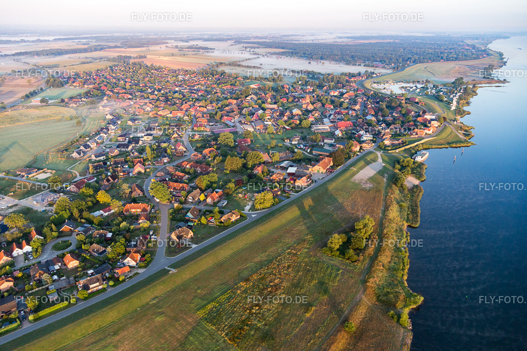 Dorfkern an den Fluß- Uferbereichen der Elbe | Luftbild: Dorfkern an den Fluß- Uferbereichen der Elbe in Artlenburg im Bundesland Niedersachsen in Deutschland. Foto: IMG_110192.jpg vom 18.08.2018 durch Werner Riehm/FLY-FOTO.de - Realisiert mit Pictrs.com