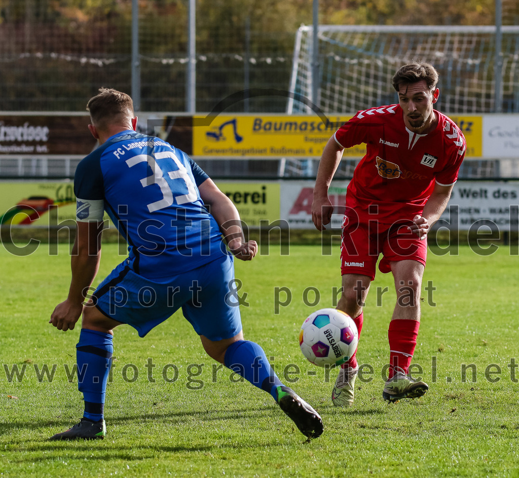2023-11-04_054_FC_Langengeisling_gegen_VfL_Waldkraiburg | Erding, Deutschland, 04.11.2023:
Fußball, Bezirksliga Oberbayern Ost 2023 / 2024, 16. Spieltag, FC Langengeisling gegen VfL Waldkraiburg, Endergebnis: 2:0

Hannes Dornauer (FC Langengeisling, #33), Valmir Bakiji (VfL Waldkraiburg, #27)

Foto: Christian Riedel / fotografie-riedel.net
